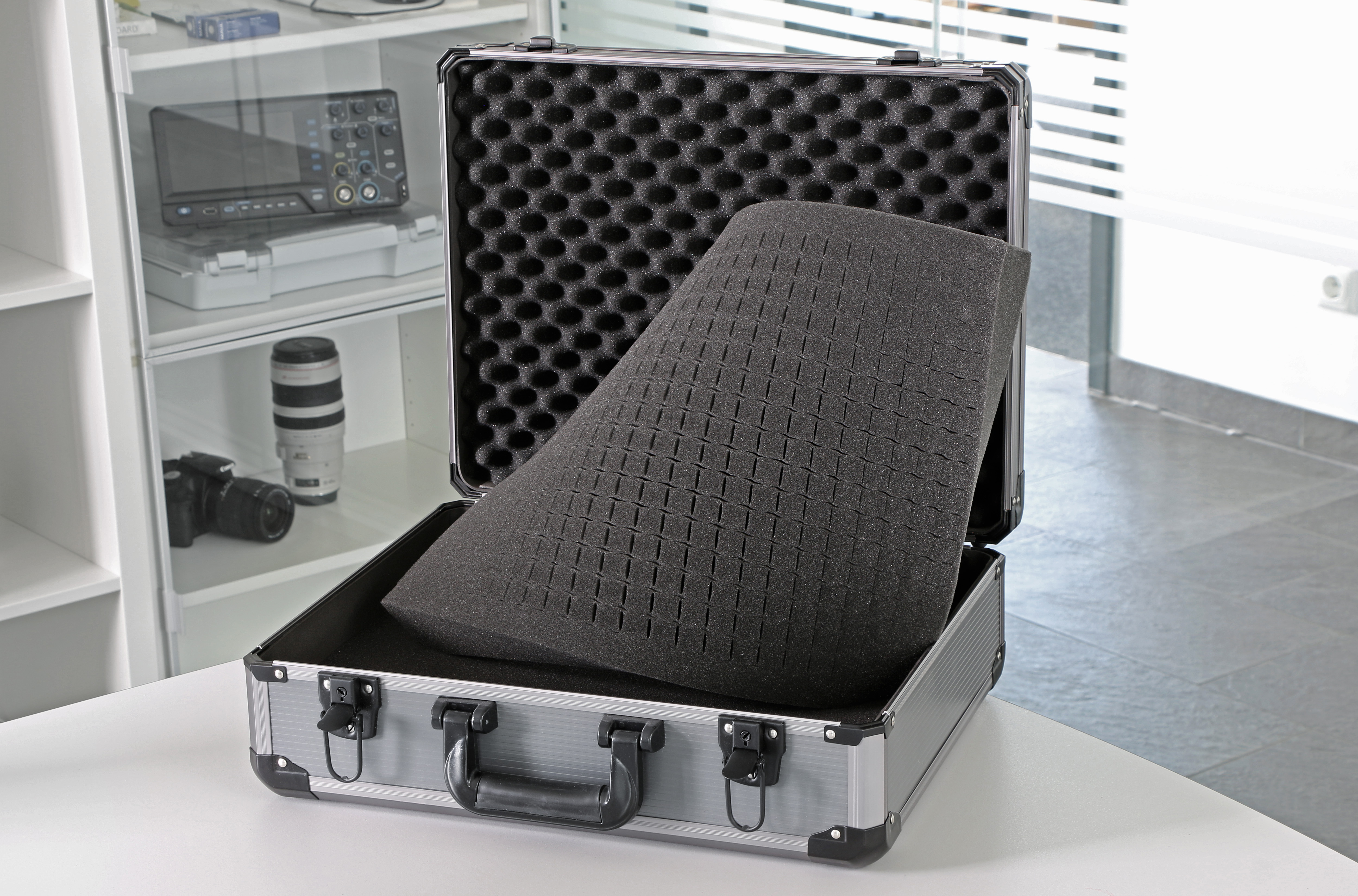 «PeakTech® P 7335» Valise universelle avec mousse cube 450x150x350 mm