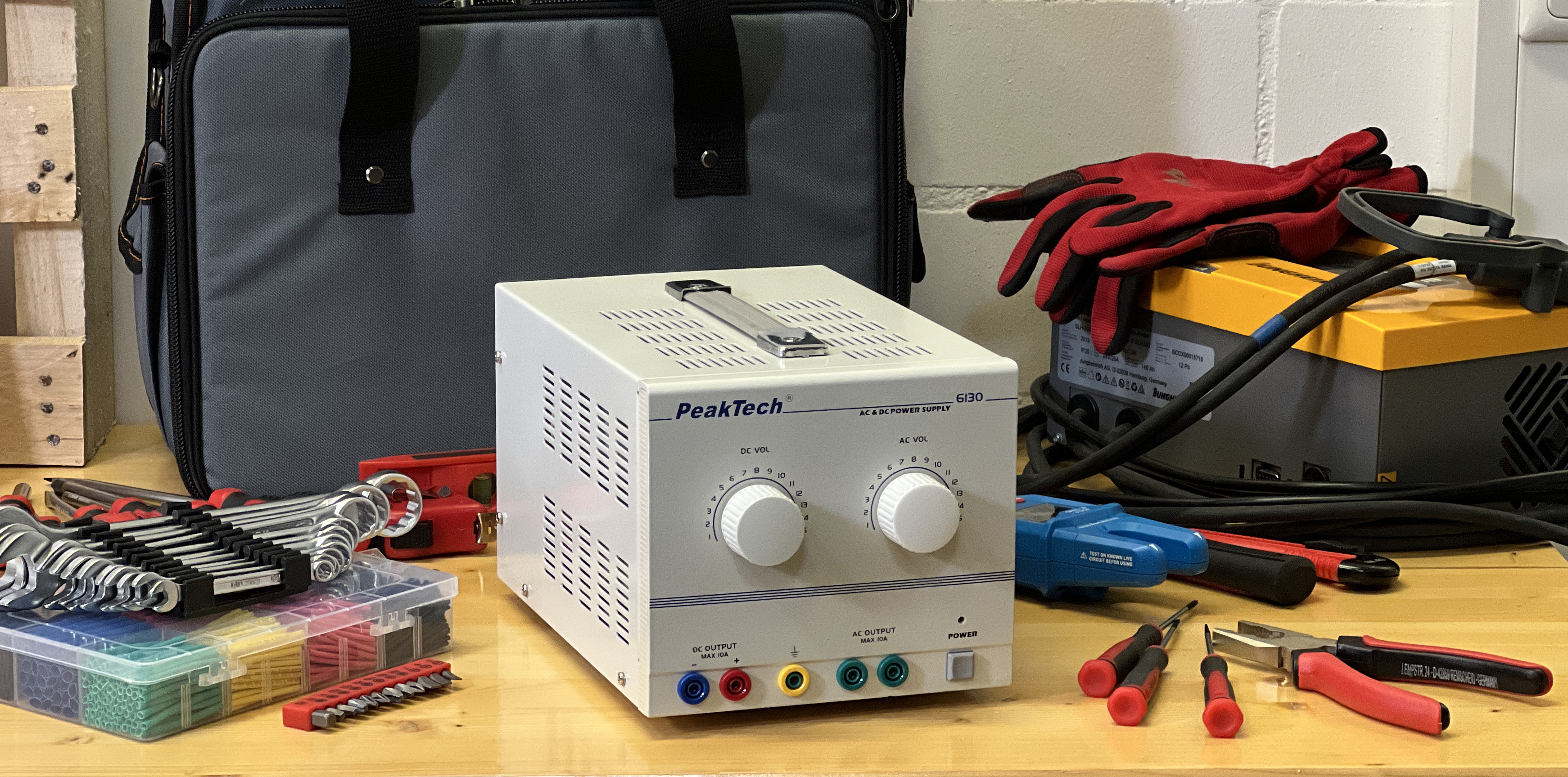«PeakTech® P 6130» AC/DC Labornetzgerät 1 - 15 V/10 A